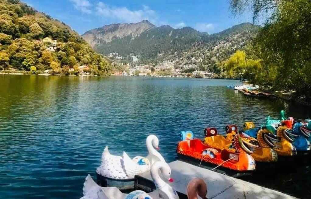 Top 20 Tourist Places To Visit In Nainital Uttarakhand : नैनीताल में धूमने की 20 शानदार जगहें जो आपको अवश्य देखनी चाहिए।